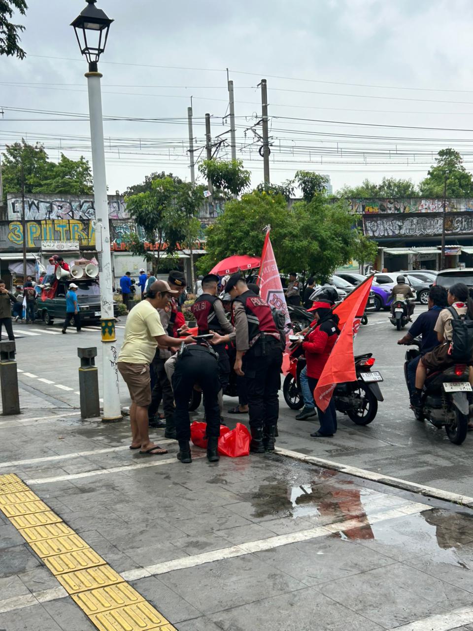 Korps Sabhara Baharkam Polri Bagikan Makanan Gratis Kepada Aksi Massa di Tugu Proklamasi 1