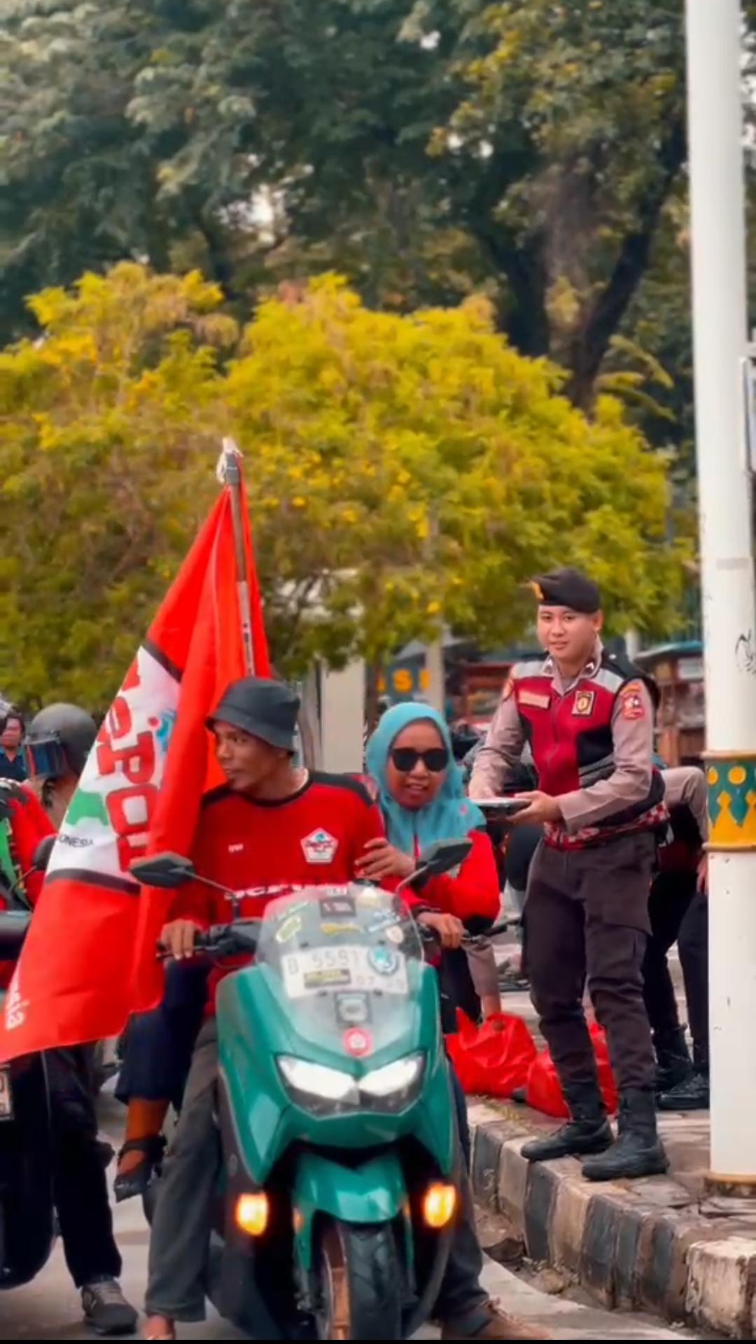 Korps Sabhara Baharkam Polri Bagikan Makanan Gratis Kepada Aksi Massa di Tugu Proklamasi 2