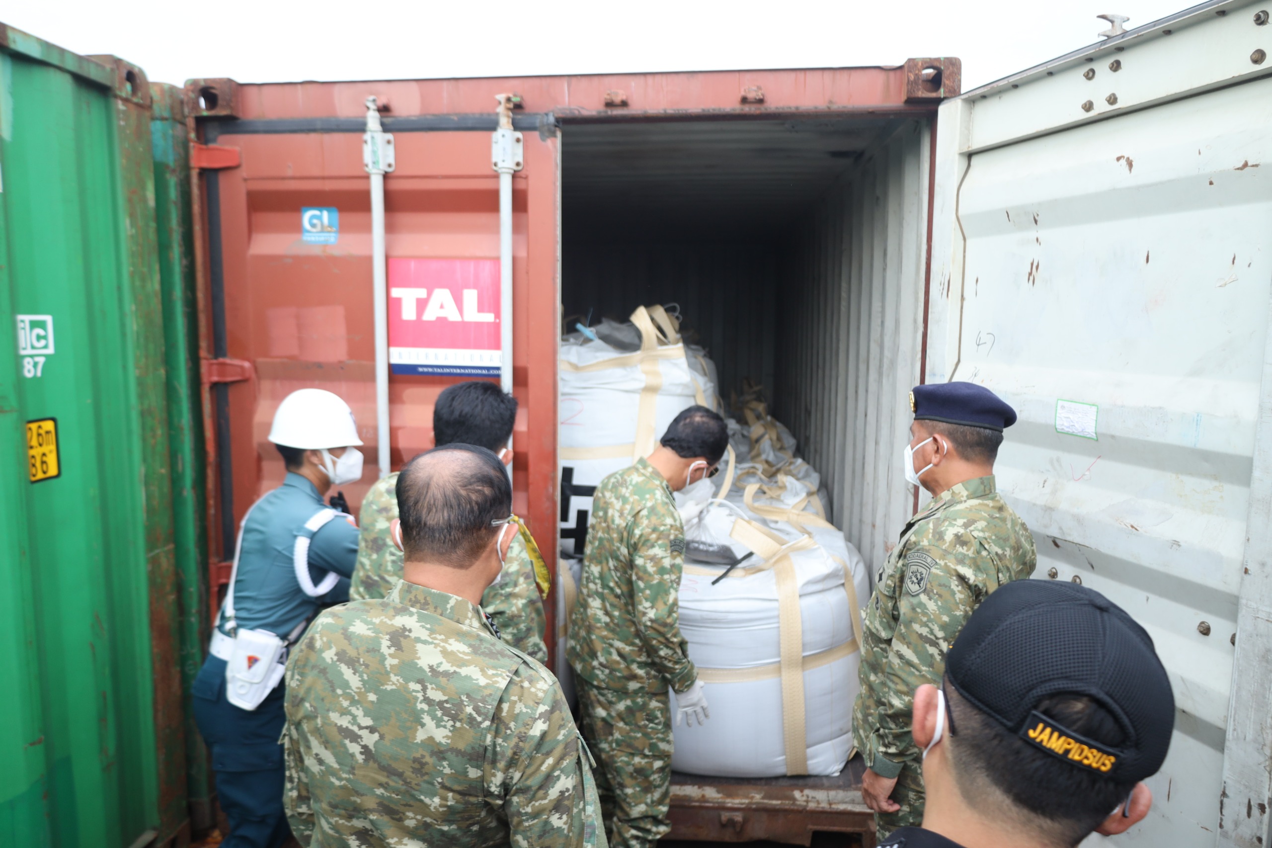 Kasum TNI Tinjau Kapal Penyelundup LTJ dan Radioaktif Ilegal di Batam 1 Kasum TNI Tinjau Kapal Penyelundup LTJ dan Radioaktif Ilegal di Batam 2