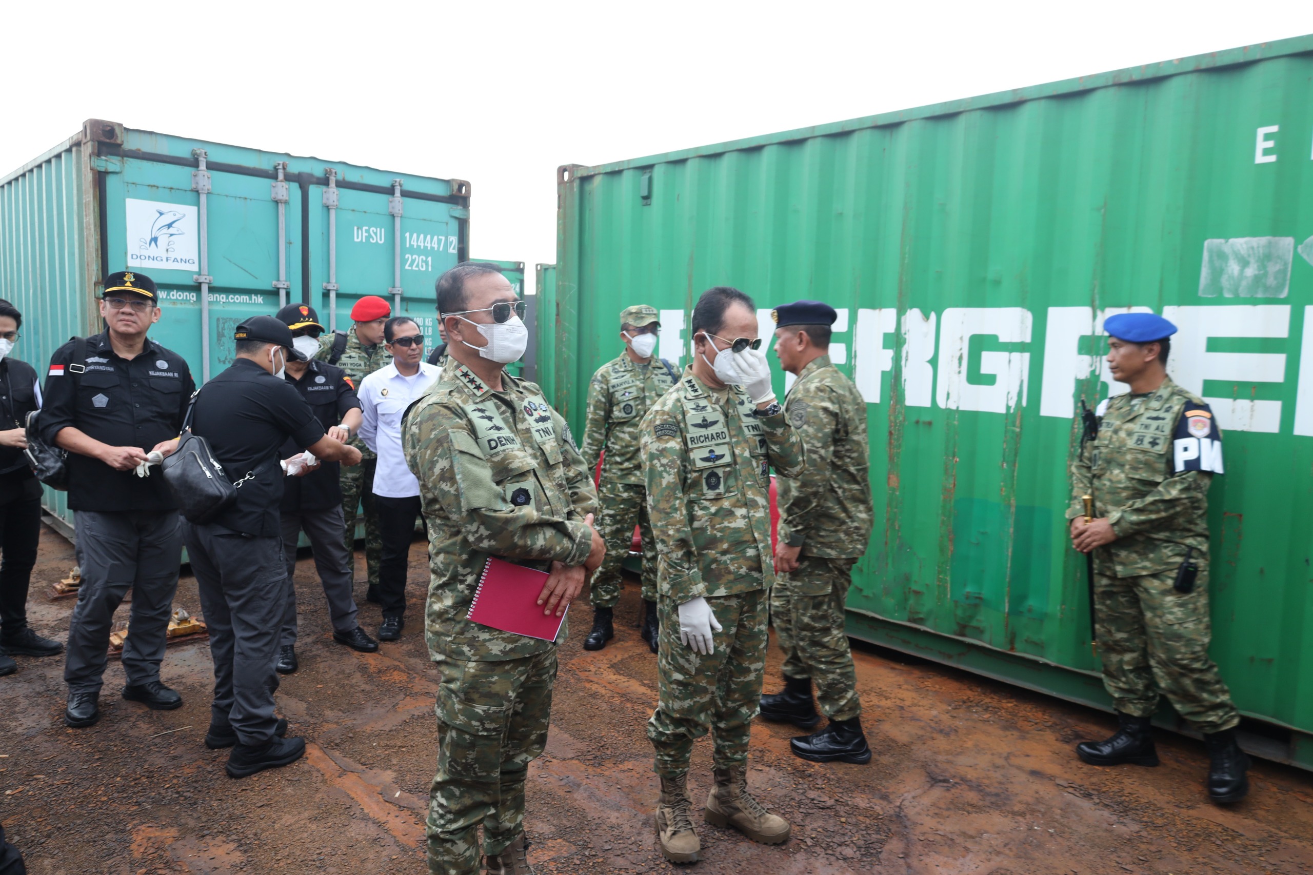 Kasum TNI Tinjau Kapal Penyelundup LTJ dan Radioaktif Ilegal di Batam 2 Kasum TNI Tinjau Kapal Penyelundup LTJ dan Radioaktif Ilegal di Batam 3