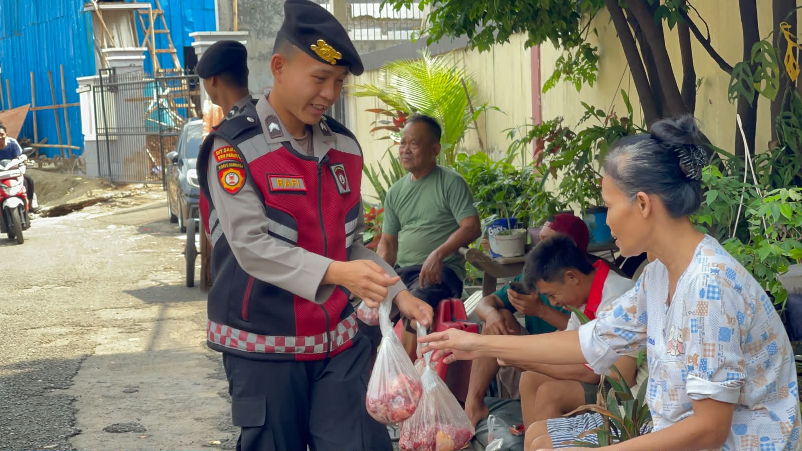 IMG-20260528-WA0003 Iduladha 1447 H, Korsabhara Baharkam Polri Salurkan 802 Paket Daging Kurban 1