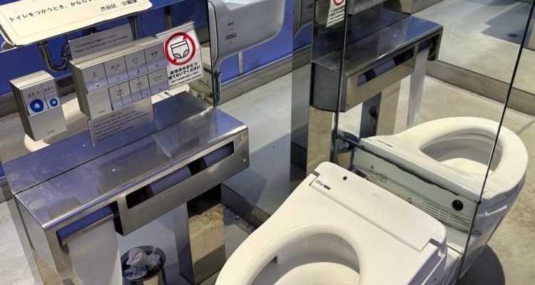 Beda Toilet Transparan Negeri Sakura dan Indonesia 2