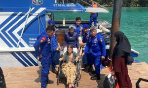 Keren, Kapal Patroli Evakuasi Lansia Sakit ke Puskesmas di Kepulauan Seribu 6