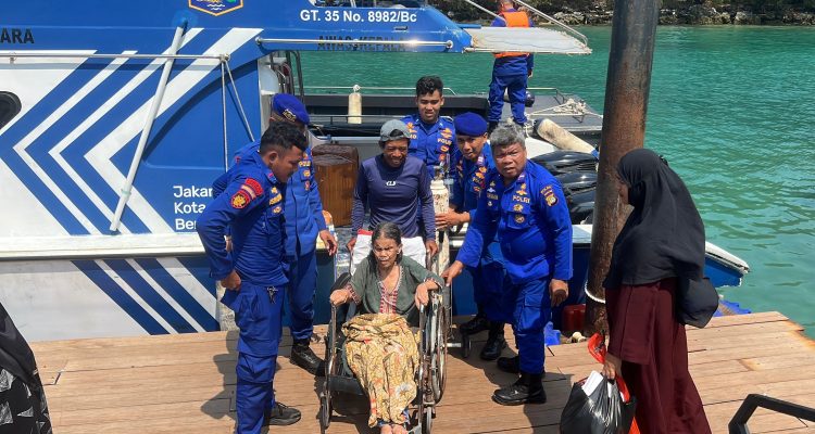 Keren, Kapal Patroli Evakuasi Lansia Sakit ke Puskesmas di Kepulauan Seribu 1