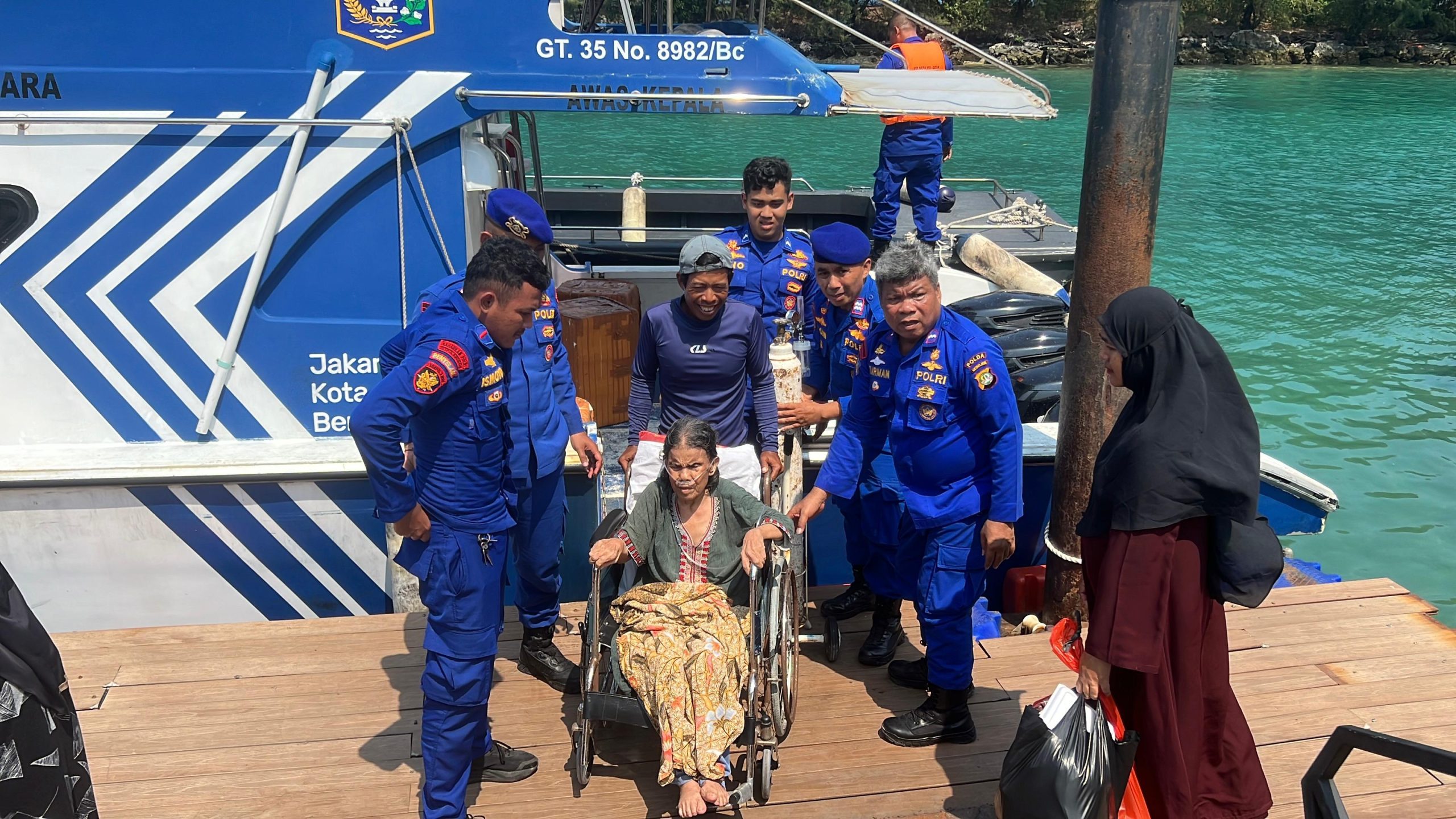 Keren, Kapal Patroli Evakuasi Lansia Sakit ke Puskesmas di Kepulauan Seribu 1