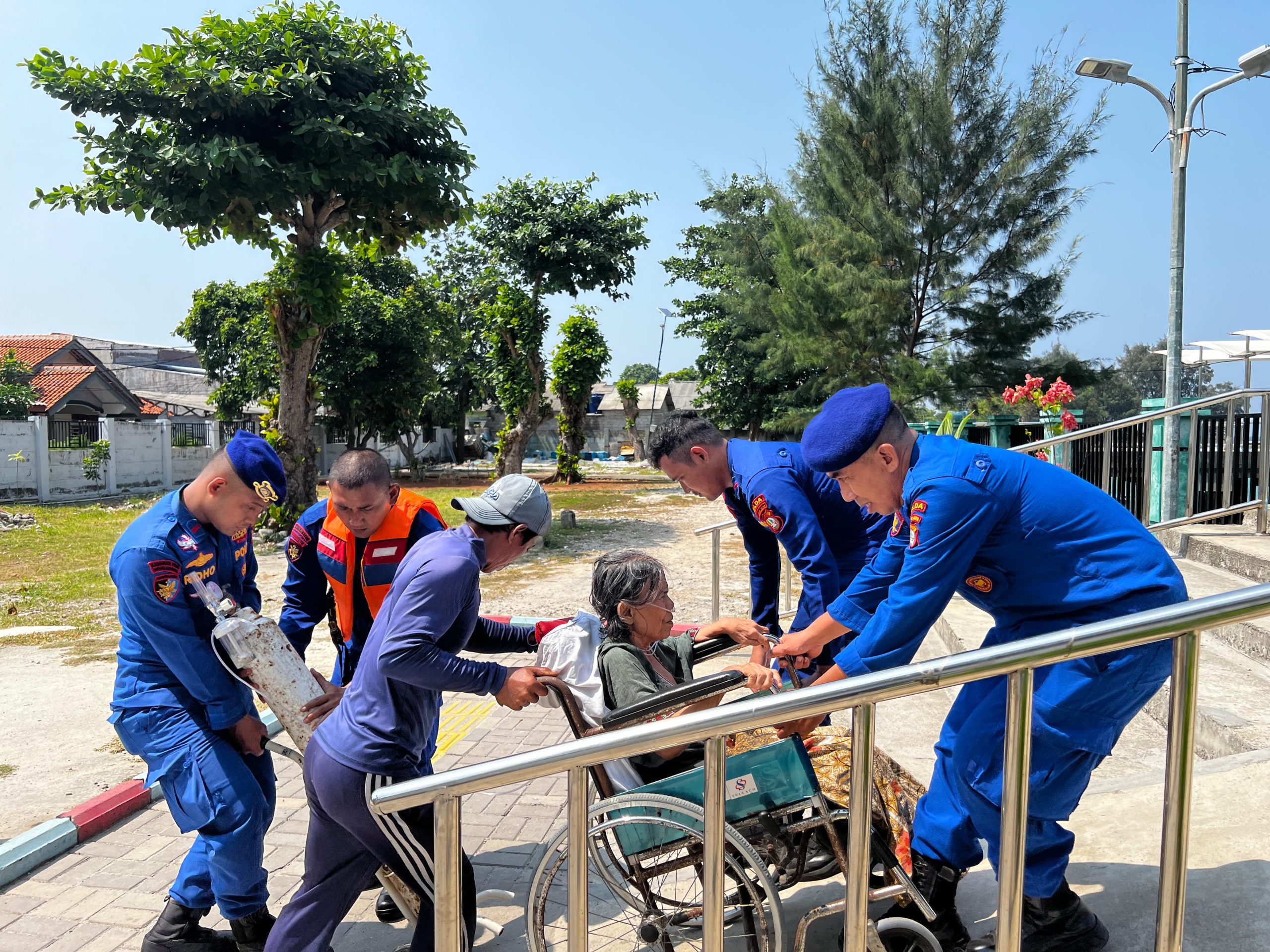 Keren, Kapal Patroli Evakuasi Lansia Sakit ke Puskesmas di Kepulauan Seribu 2
