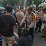 Polisi Bagikan Roti dan Air Mineral untuk Massa Aksi Mahasiswa di Silang Monas Selatan 21