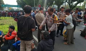 IMG-20260615-WA0022 Polisi Bagikan Roti dan Air Mineral untuk Massa Aksi Mahasiswa di Silang Monas Selatan 3