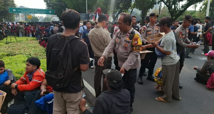 Polisi Bagikan Roti dan Air Mineral untuk Massa Aksi Mahasiswa di Silang Monas Selatan 1