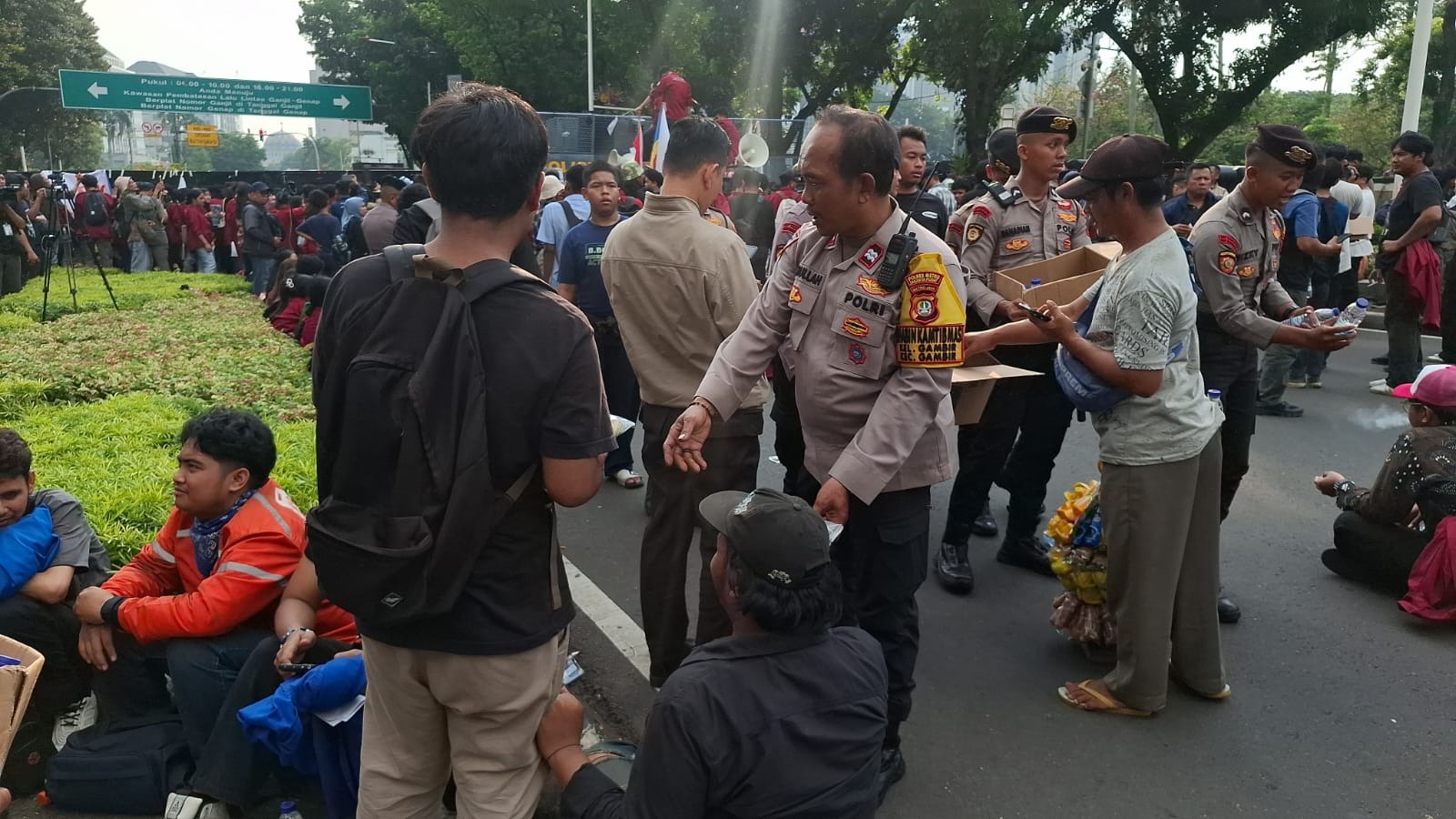 IMG-20260615-WA0022 Polisi Bagikan Roti dan Air Mineral untuk Massa Aksi Mahasiswa di Silang Monas Selatan 1