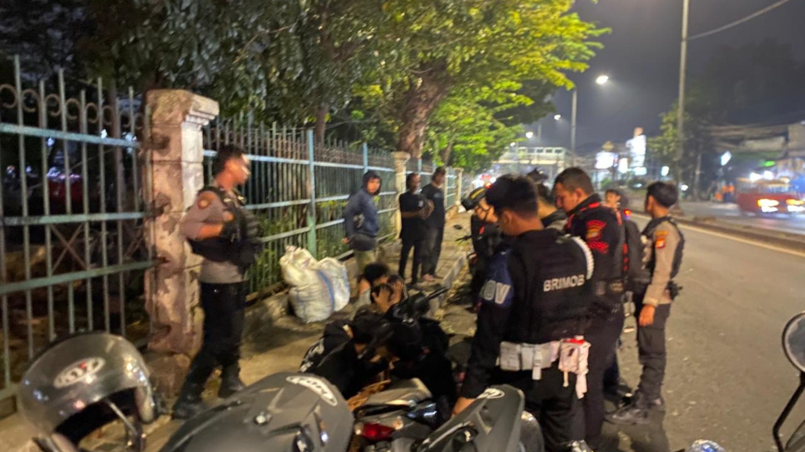 Mau Tawuran Bawa Clurit, 4 Remaja Diamankan Brimob di Kramatjati 1 Mau Tawuran Bawa Clurit, 4 Remaja Diamankan Brimob di Kramatjati 2