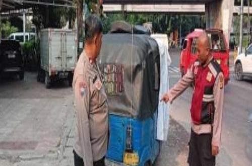 Bajaj Berhenti di Tengah Jalan, Pengemudinya Ternyata Sudah Tak Bernyawa 1 Bajaj Berhenti di Tengah Jalan, Pengemudinya Ternyata Sudah Tak Bernyawa 2