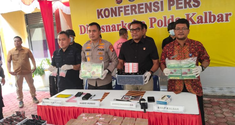 Polda Kalbar Bongkar Jaringan Narkoba Lintas Negara, Rp3,8 Miliar dan 3,4 Kg Sabu Disita 1