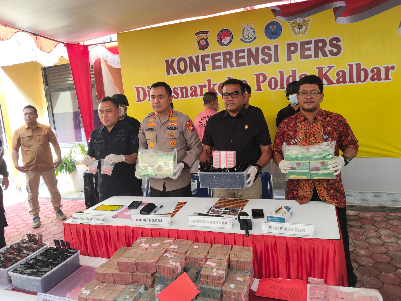 Polda Kalbar Bongkar Jaringan Narkoba Lintas Negara, Rp3,8 Miliar dan 3,4 Kg Sabu Disita 1