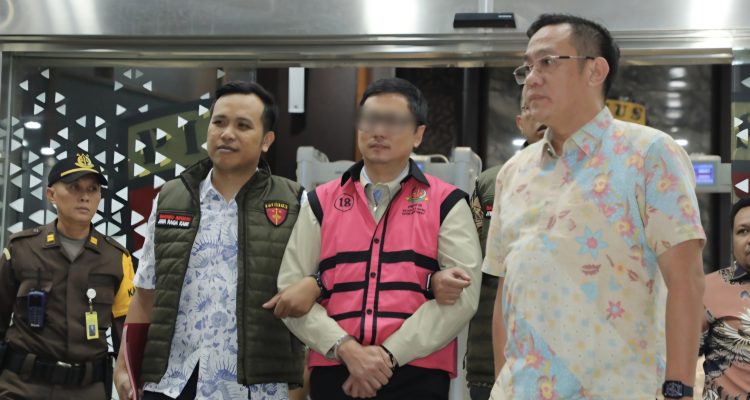Jampidsus Kejagung Tahan Penerima Manfaat Bancakan Sepeda Motor Listrik BGN 1