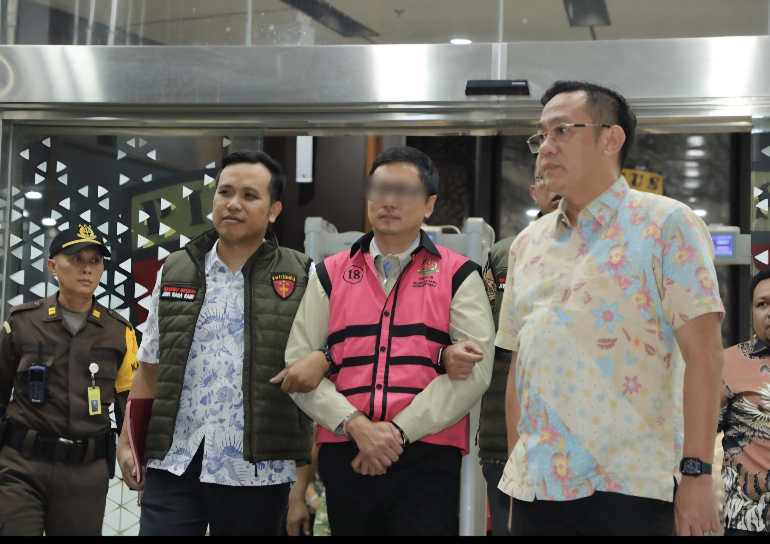 Jampidsus Kejagung Tahan Penerima Manfaat Bancakan Sepeda Motor Listrik BGN 1
