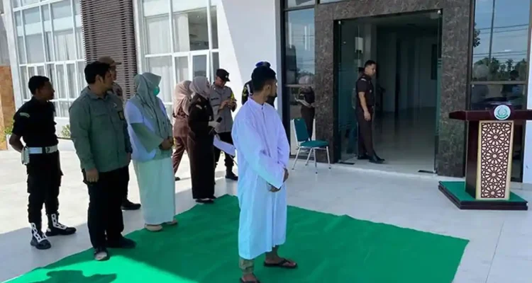 Kejari Pidie Jaya Gelar Eksekusi Cambuk untuk Terpidana Penjudi 4