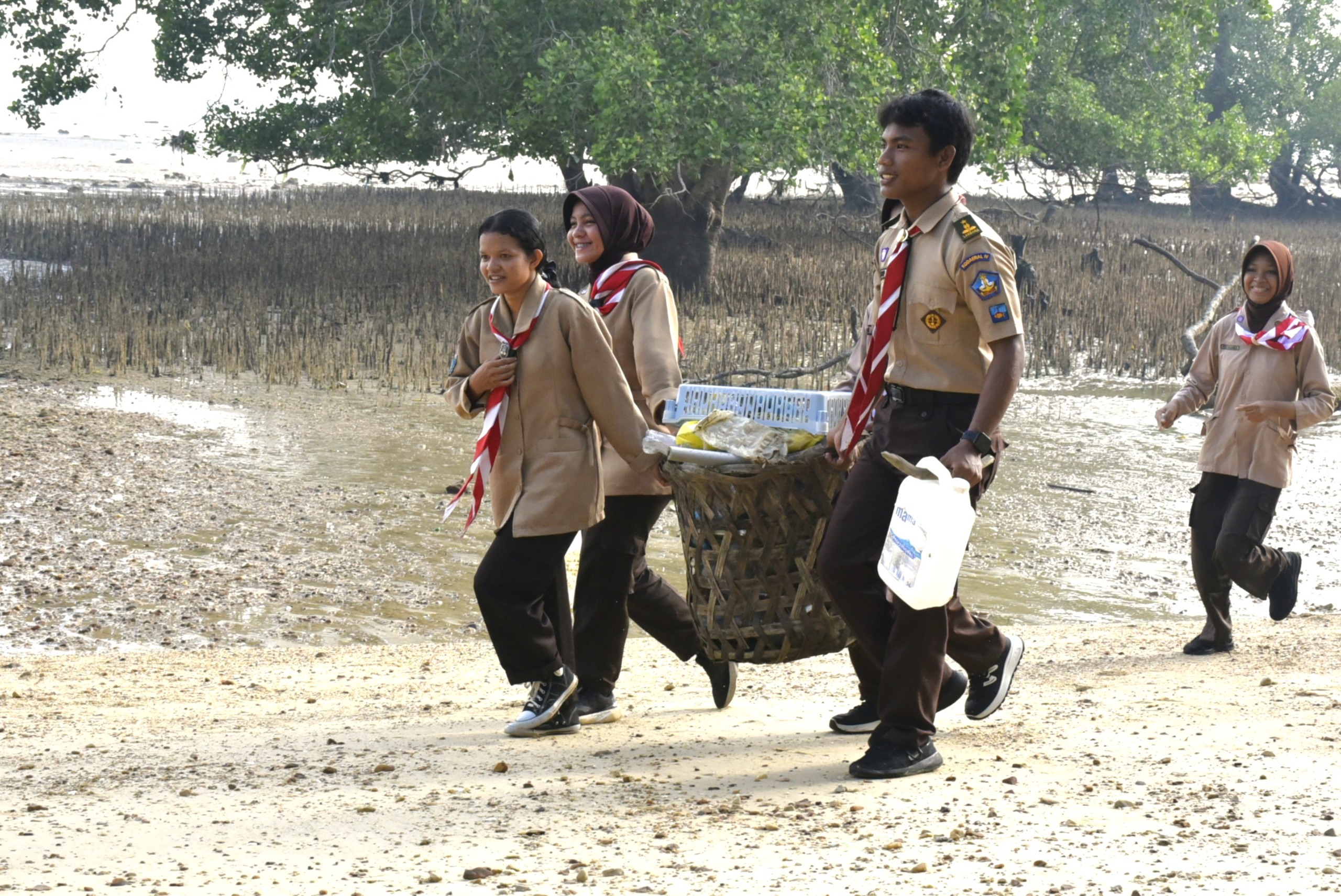 Sambut HUT Pertama, Kodaeral IV Gelar Aksi Bersih Pantai Bersama Saka Bahari 4