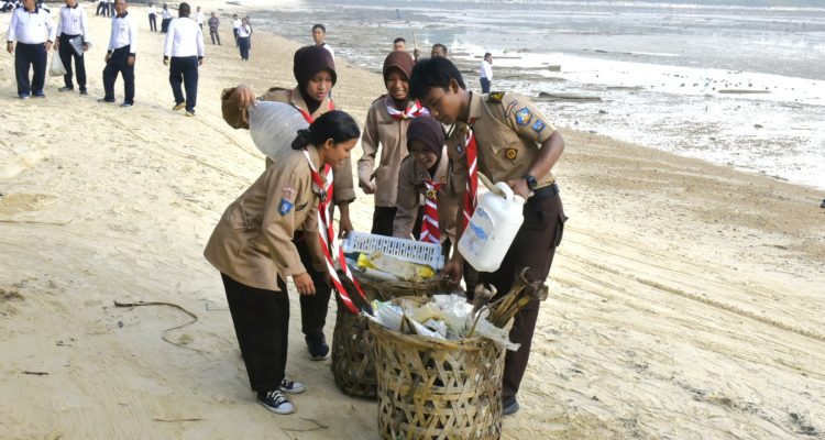 Sambut HUT Pertama, Kodaeral IV Gelar Aksi Bersih Pantai Bersama Saka Bahari 1