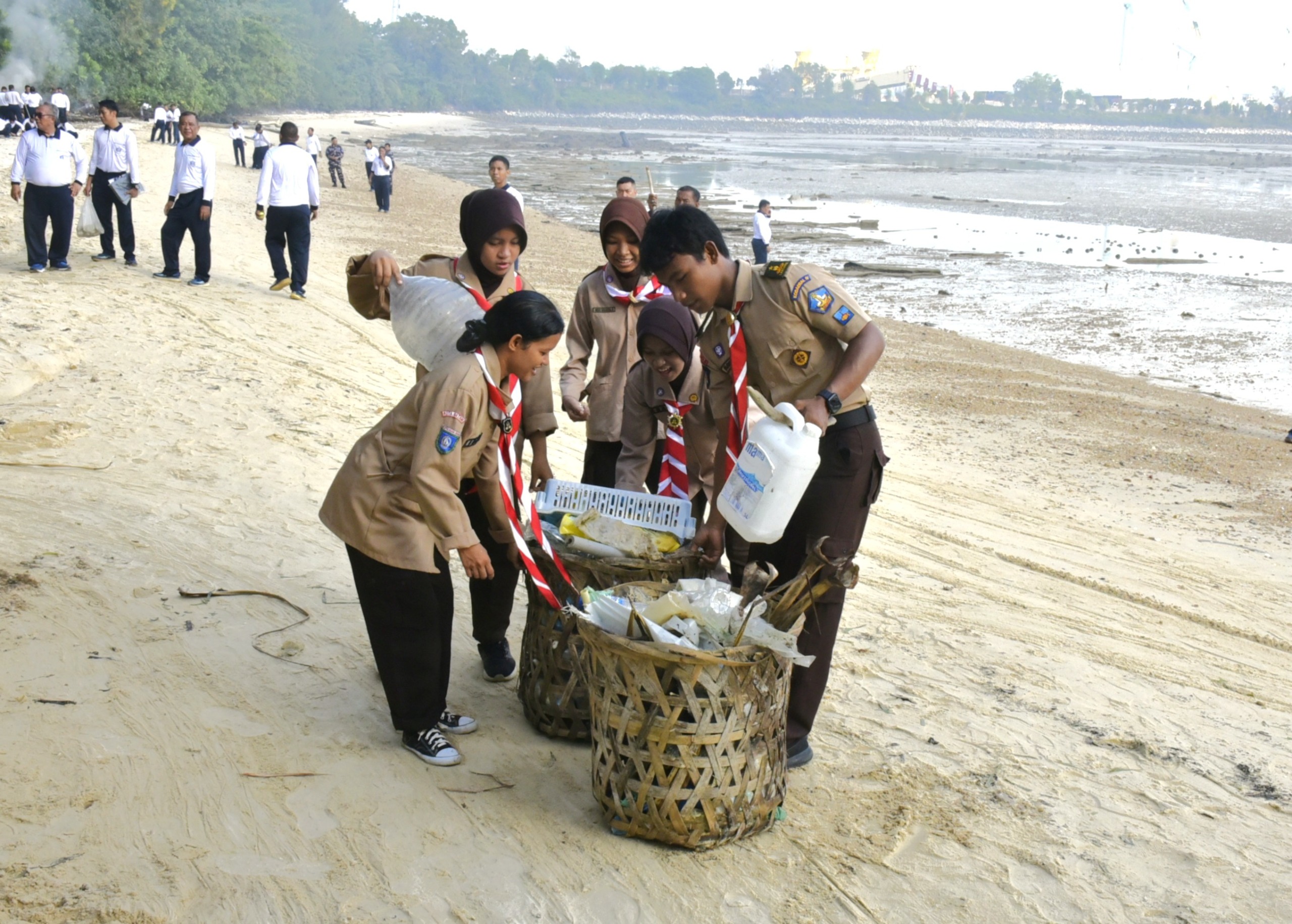 Sambut HUT Pertama, Kodaeral IV Gelar Aksi Bersih Pantai Bersama Saka Bahari 1