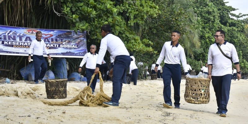 Sambut HUT Pertama, Kodaeral IV Gelar Aksi Bersih Pantai Bersama Saka Bahari 2