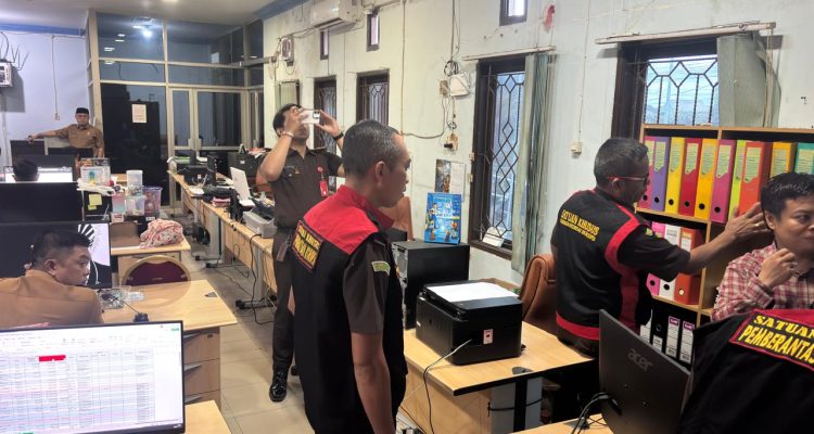 Belasan Penyidik Kejati Kaltim Geledah Kantor Disdik Kukar di Tenggarong 5
