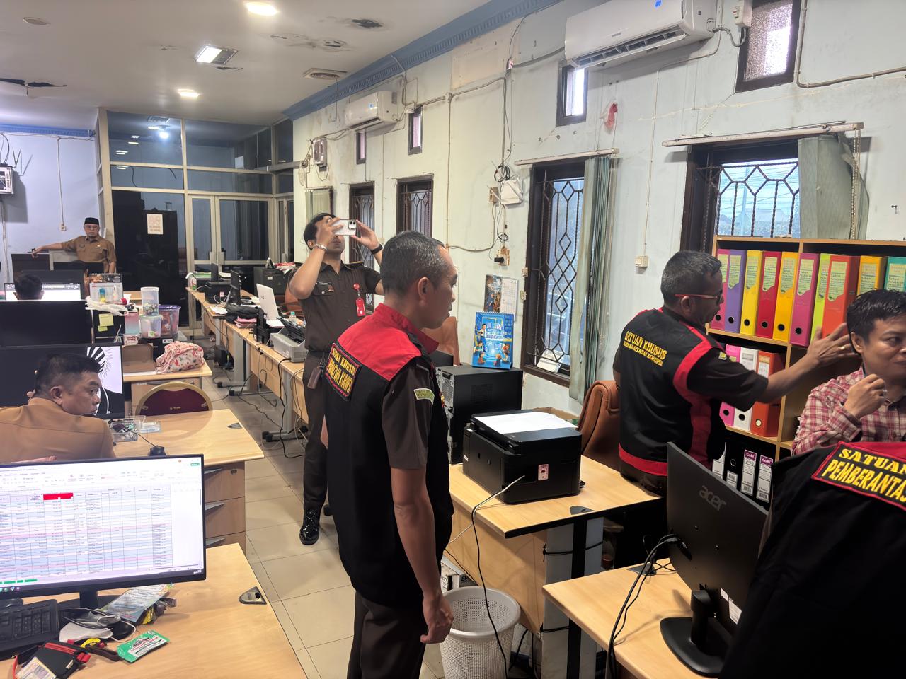 Belasan Penyidik Kejati Kaltim Geledah Kantor Disdik Kukar di Tenggarong 1