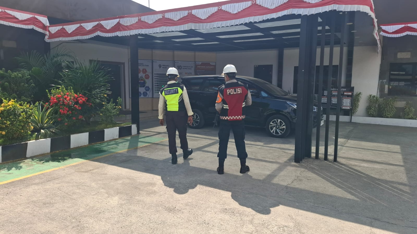 Pamobvit Polres Sikka, Sigap Bantu Evakuasi dan Jaga Obvitnas di Lokasi Gempa NTT 4