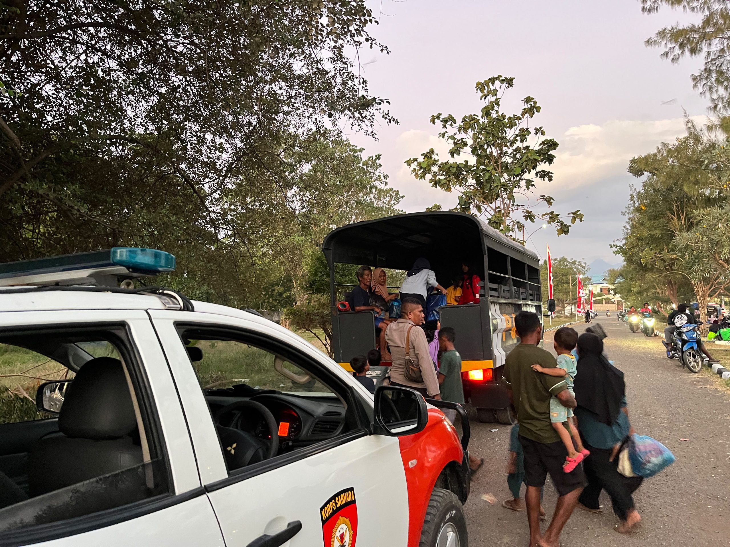 Pamobvit Polres Sikka, Sigap Bantu Evakuasi dan Jaga Obvitnas di Lokasi Gempa NTT 2
