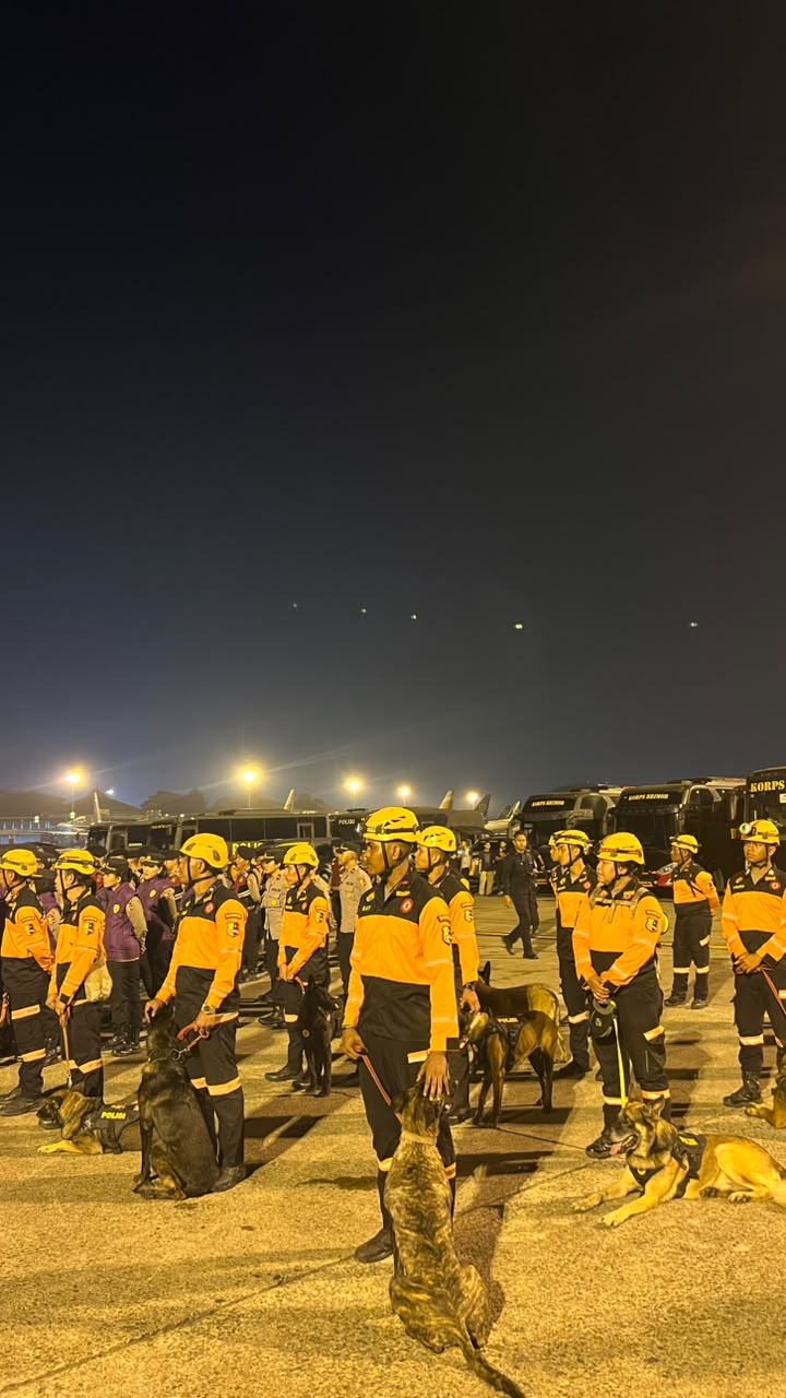 Bantu Cari Korban Gempa, 10 Anjing Pelacak dan Personil Den Perintis Korsabhara Diberangkatkan ke NTT 2