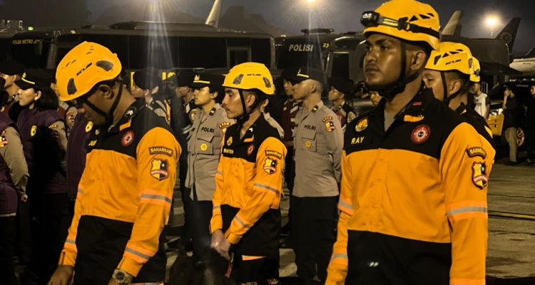Bantu Cari Korban Gempa, 10 Anjing Pelacak dan Personil Den Perintis Korsabhara Diberangkatkan ke NTT 2