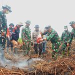 Menembus Gambut, Tim Mabes TNI Padamkan Sisa Api Karhutla di Bengkalis 22
