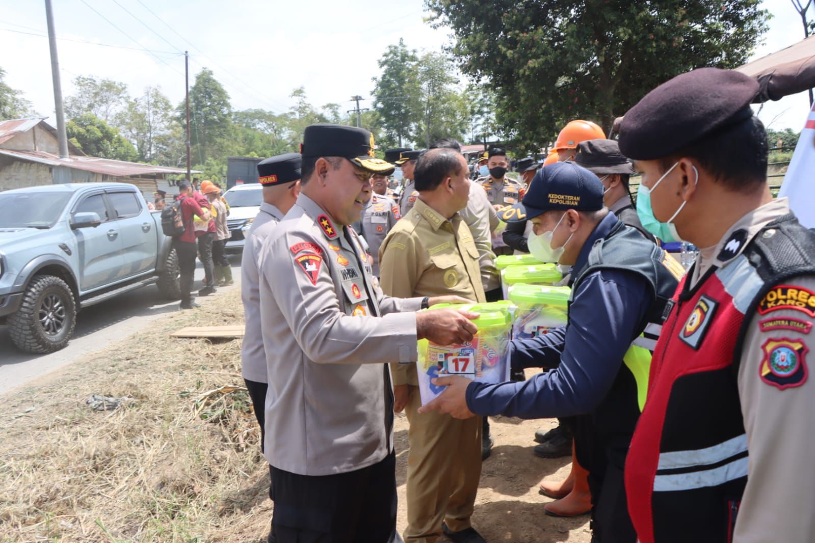 Gunung Sinabung Berstatus Siaga, 176 Personel Polri Dikerahkan untuk Layani dan Lindungi Masyarakat 2 Gunung Sinabung Berstatus Siaga, 176 Personel Polri Dikerahkan untuk Layani dan Lindungi Masyarakat 3