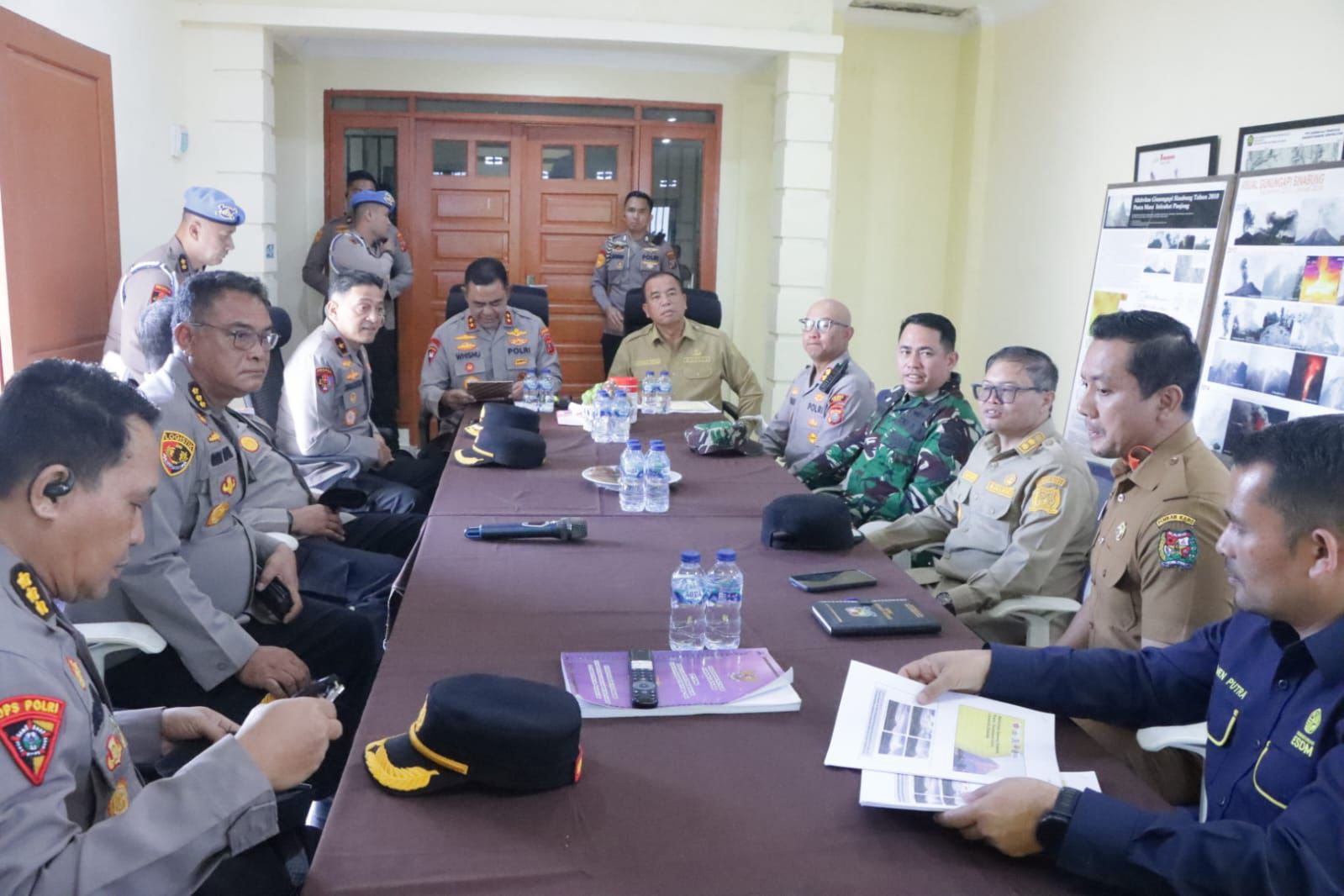 Gunung Sinabung Berstatus Siaga, 176 Personel Polri Dikerahkan untuk Layani dan Lindungi Masyarakat 3 Gunung Sinabung Berstatus Siaga, 176 Personel Polri Dikerahkan untuk Layani dan Lindungi Masyarakat 4