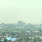 Hujan Turun, Asap Belum Hilang, Warga Pontianak Masih Keluhkan Bau Menyengat 21