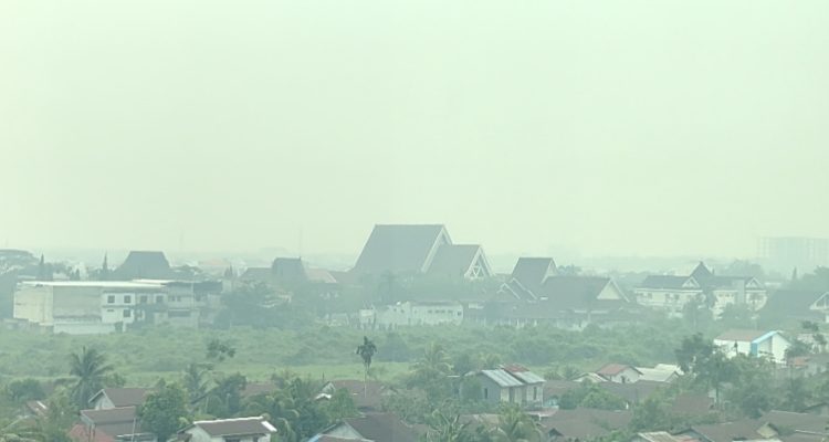 Hujan Turun, Asap Belum Hilang, Warga Pontianak Masih Keluhkan Bau Menyengat 1