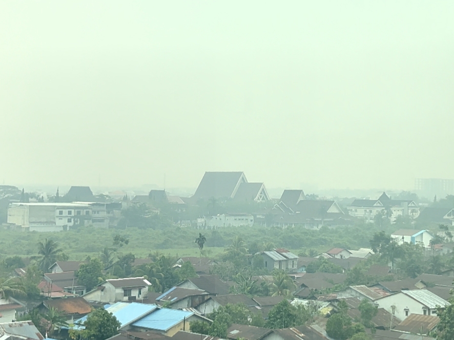IMG-20260906-WA0029 Hujan Turun, Asap Belum Hilang, Warga Pontianak Masih Keluhkan Bau Menyengat 1