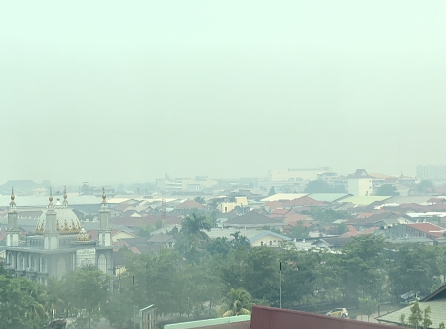 Hujan Turun, Asap Belum Hilang, Warga Pontianak Masih Keluhkan Bau Menyengat 1 Hujan Turun, Asap Belum Hilang, Warga Pontianak Masih Keluhkan Bau Menyengat 2