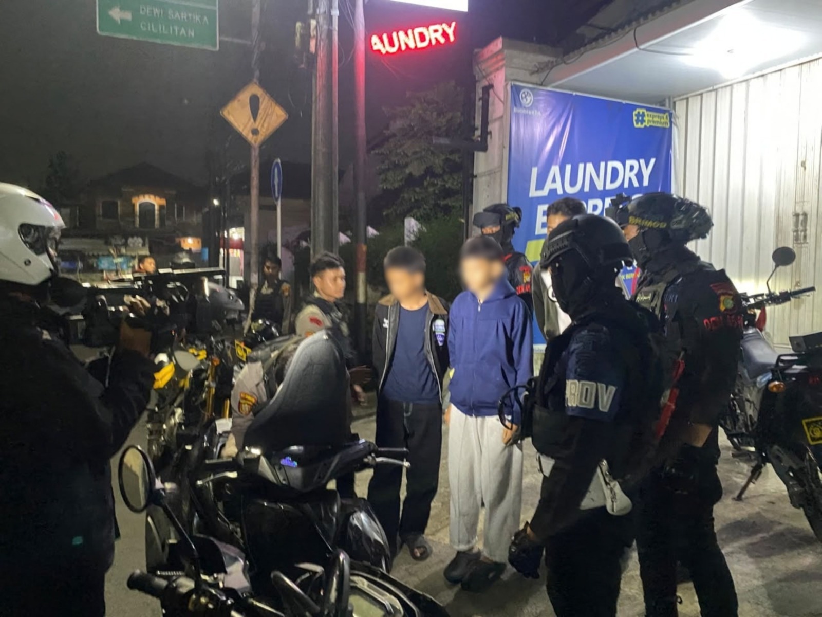 Patroli Brimob Metro Jaya Amankan 9 Orang dan 9 Klip Tembakau Sintetis di Cibubur 1 Patroli Brimob Metro Jaya Amankan 9 Orang dan 9 Klip Tembakau Sintetis di Cibubur 2