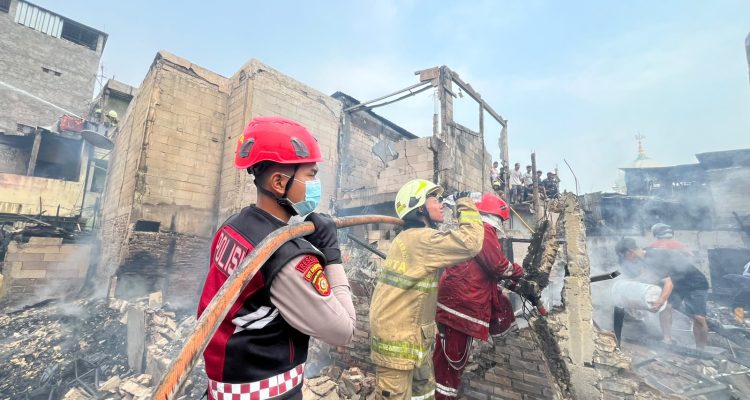 Kampung Muka-Ancol Dilalap Si Jago Merah, Polda Metro Jaya Buka Dapur Lapangan untuk Warga Terdampak 1