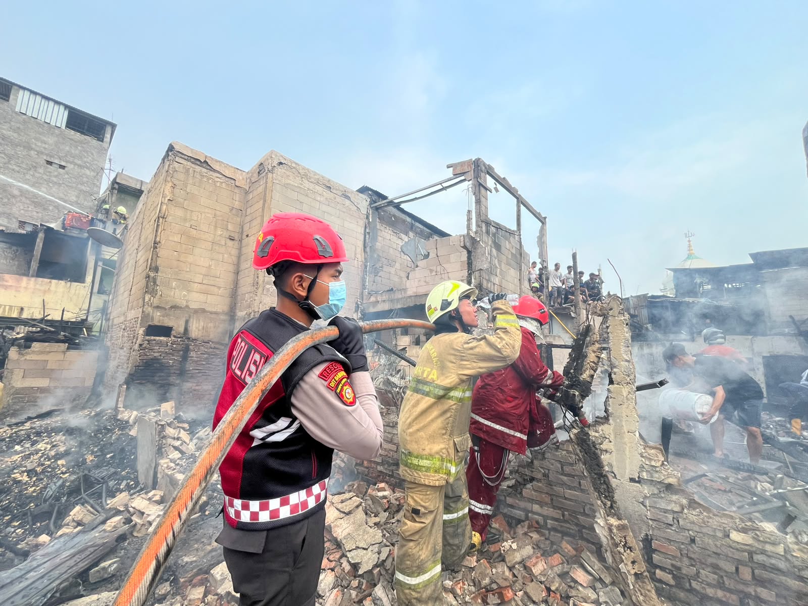 Kampung Muka-Ancol Dilalap Si Jago Merah, Polda Metro Jaya Buka Dapur Lapangan untuk Warga Terdampak 1