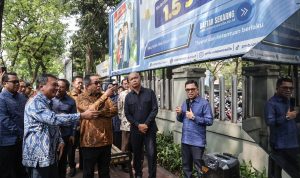 Wakil Gubernur DKI Jakarta, Rano Karno mendengarkan penjelasan tentang Halte Universitas Pancasila dari Direktur Utama PT Transportasi Jakarta (Transjakarta), Welfizon Yuza Halte Universitas Pancasila Resmi Dibuka, Layani 5 Rute 2