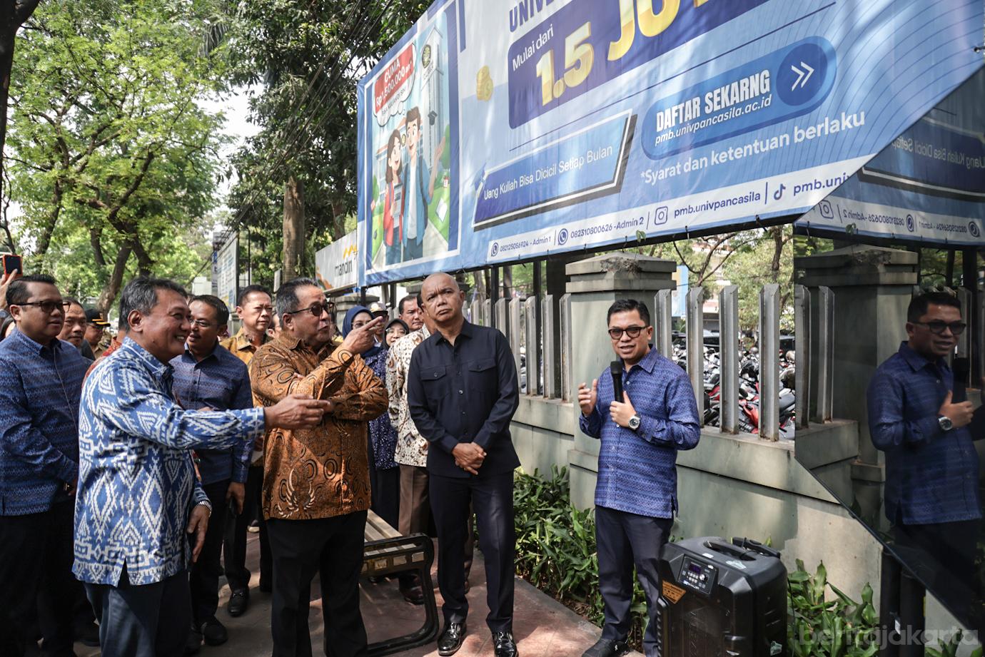 Wakil Gubernur DKI Jakarta, Rano Karno mendengarkan penjelasan tentang Halte Universitas Pancasila dari Direktur Utama PT Transportasi Jakarta (Transjakarta), Welfizon Yuza Halte Universitas Pancasila Resmi Dibuka, Layani 5 Rute 1