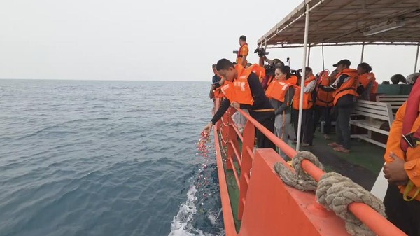 Operasi SAR Arupadhatu I Berakhir, Keluarga Tabur Bunga 1