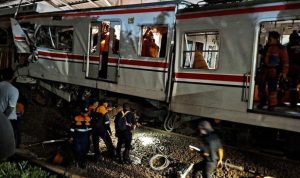 sejumlah-petugas-mengevakuasi-korban-kecelakaan-krl-jurusan-cikarang-yang-bertabrakan-dengan-kereta-api-ka-jarak-jauh-argo-bro-1777313035904_169 DPR Minta Kasus Kecelakaan Bekasi Timur Diusut Tuntas 2