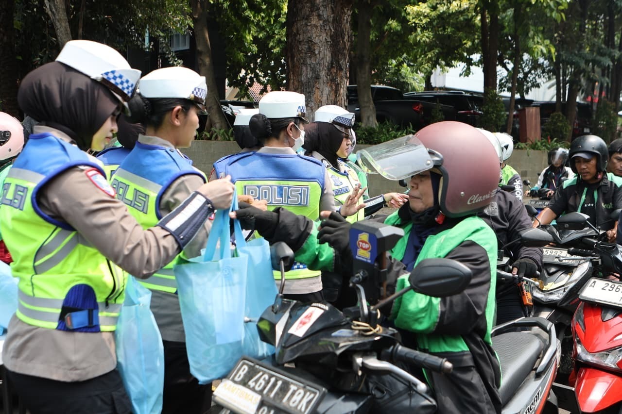 200 Komunitas Ojol dapat Bingkisan Jumat Berkah dari Polda Metro Jaya 1 200 Komunitas Ojol dapat Bingkisan Jumat Berkah dari Polda Metro Jaya 2
