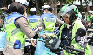 200 Komunitas Ojol dapat Bingkisan Jumat Berkah dari Polda Metro Jaya 7