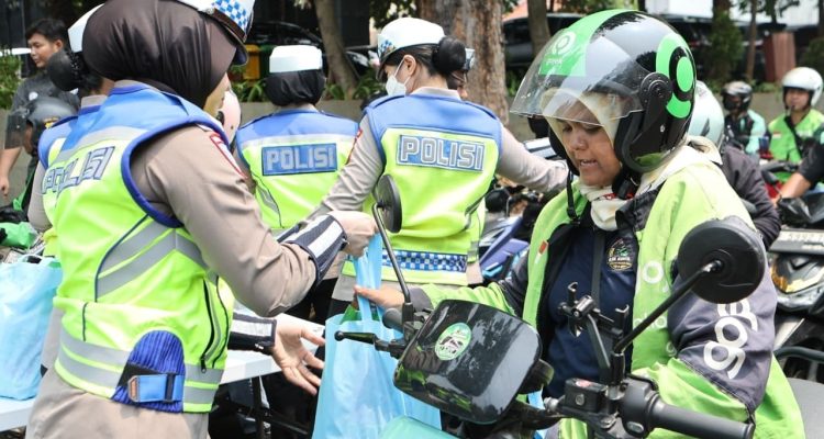 200 Komunitas Ojol dapat Bingkisan Jumat Berkah dari Polda Metro Jaya 2