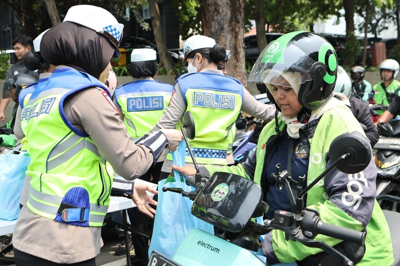 IMG-20261002-WA0069 200 Komunitas Ojol dapat Bingkisan Jumat Berkah dari Polda Metro Jaya 1