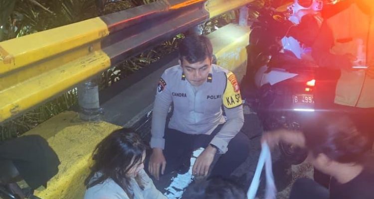 Polisi Evakuasi Dua Korban Kecelakaan Tunggal di Flyover Senayan dari Saluran 110 1